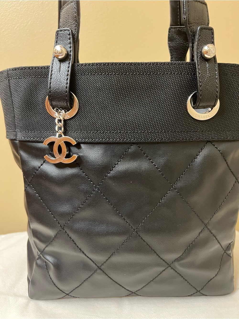 CHANEL Authentic flawless Quilted Leather Tote with CC Charm - Picture 4 of 16